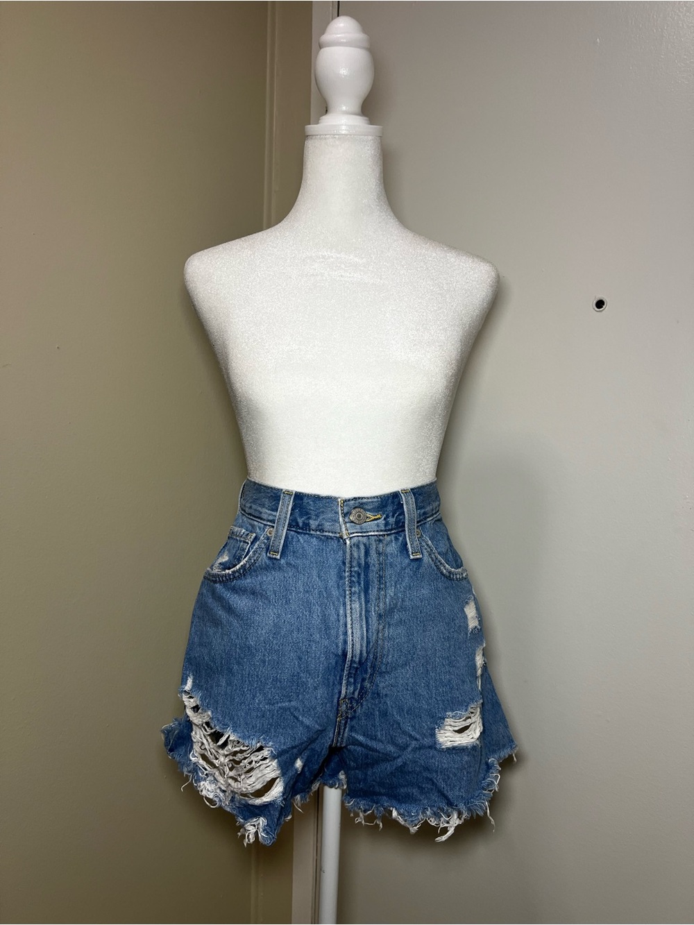 Levi’s High Waisted Mom Shorts Size 26 Distressed Light Wash Denim